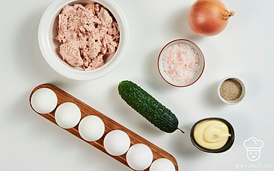 Подготовьте продукты для блюда. Лук почистите, обдайте кипятком для удаления горечи, очень мелко нарежьте.