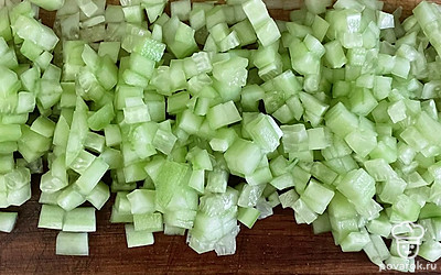 С огурца снимите кожуру и нарежьте кубиком.