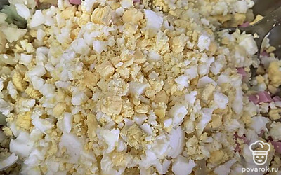 Измельчите вареные яйца и добавьте к остальным ингредиентам.