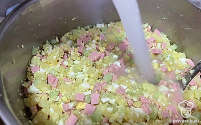 Смешайте все ингредиенты и залейте сывороткой.