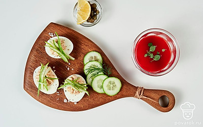 В половинку каждого фаршированного яйца с треской воткните тонкий ломтик огурца, украсьте зеленью и подавайте к столу.