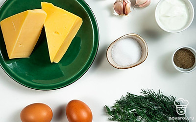 Яйца промойте и заранее отварите: опустите их в кипящую воду и варите на медленном огне около 10 минут. Залейте холодной водой, остудите и очистите. Почистите чеснок. Промойте зелень и обсушите салфеткой, мелко порежьте, отложив часть для подачи.