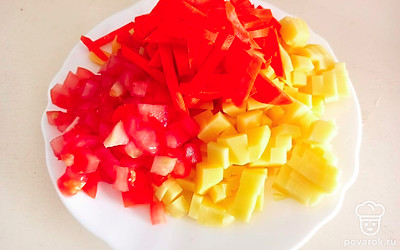 Картофель и помидор нарежьте кубиками. Морковь нашинкуйте тонкими ломтиками, как на фото. 