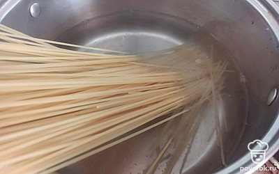 Лапшу отварите до готовности согласно инструкции на упаковке, примерно 8 минут.