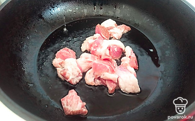 Мясо нарежьте кубиками. Обжарьте на горячей сковороде до белого цвета со всех сторон около 10 минут. 
