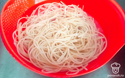 Лапшу промойте в холодной воде, лишнюю жидкость слейте.