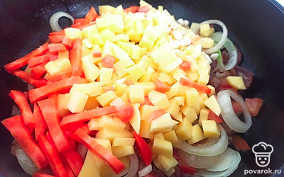 Выложите морковь и картофель на сковороду. Перемешайте и продолжайте обжаривать 5-7 минут, помешивая. 