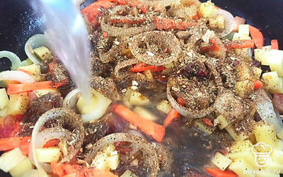 Приправьте блюдо специями. Залейте 100 миллилитрами кипятка. Томите на медленном огне 30 минут.