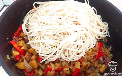 Выложите спагетти, хорошо перемешайте. Томите все еще 3 минуты.