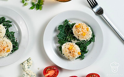 Для праздничной подачи украсьте каждую половинку белка мелко нарезанным укропом.