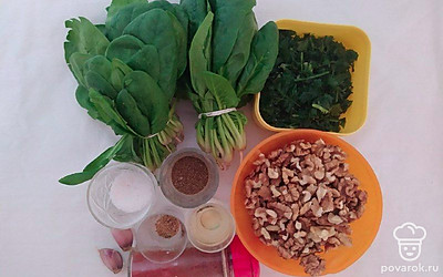 Шпинат хорошо промойте под проточной водой и опустите в кипяток на пару минут. Затем шпинат откиньте на дуршлаг. Хорошенько отожмите воду.