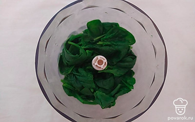 Тщательно просушенный шпинат отдельно измельчите также в блендере до однородности. На него потребуется около 3-4 минут.