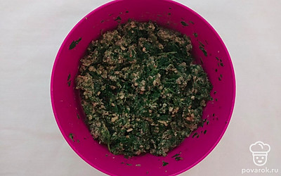 Выложите ореховую массу и шпинат в одну тарелку. Посыпьте солью, перцем, добавьте специи, уксус. Хорошо перемешайте.