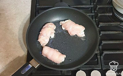 Выложите рулетики на разогретую сковороду. Обжарьте с каждой стороны до золотистой корочки на небольшом огне.