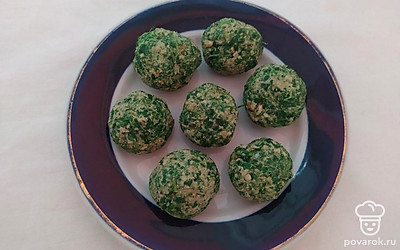 Из полученной смеси сформируйте шарики среднего или маленького размера и выложите их на тарелку так, чтобы они не соприкасались друг с другом.