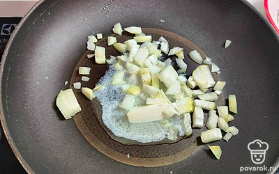 Мелко нарезанный лук обжарьте на сливочном масле до прозрачности. 