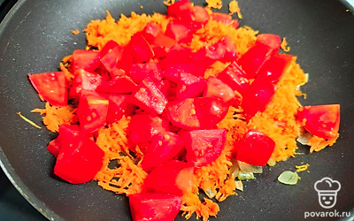 Тертую морковь тушите до мягкости. Затем добавьте нарезанный кубиками помидор. Тушите все вместе еще 5 минут под крышкой. 