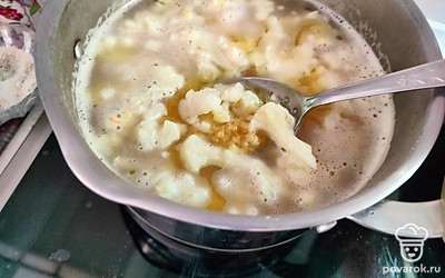 В кипящую воду всыпьте промытую чечевицу. Варите 10 минут. 
Затем добавьте цветную капусту, разделенную на соцветия. Варите 8-10 минут. 