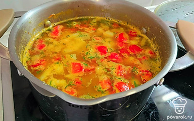 Добавьте в суп зажарку, соль, специи. Через 5 минут добавьте зелень и снимите с плиты. 