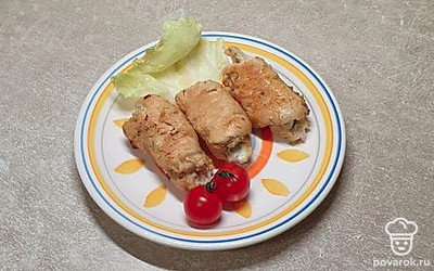 Блюдо подавайте с листьями свежего салата и помидорами черри. Приятного аппетита!