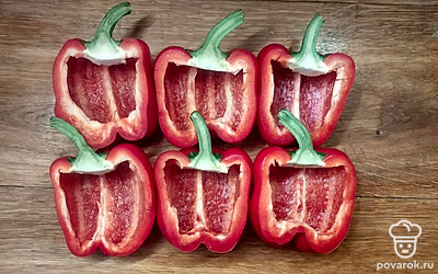 Продольно разрежьте перцы на половинки. Удалите сердцевину и косточки при помощи ножа или чайной ложки.