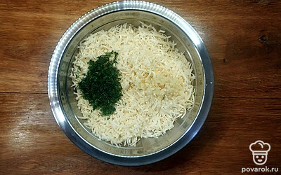 Натрите каждый из сыров на мелкой терке и положите в общую емкость. Измельчите чеснок и укроп и также переместите в миску. Добавьте специи и соль по вкусу. Перемешайте до однородного состояния.