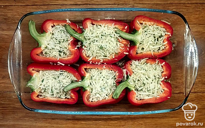 Уложите перцы в форму для запекания и наполните сырной начинкой, стараясь сформировать равномерные шапки. Поставьте в духовку для запекания при температуре 160 °C на 10 минут, прикрыв их сверху слоем фольги. После уберите фольгу и запекайте еще 10 минут.