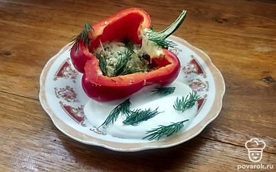 Подайте порционно, украсив сверху укропом. Перцы хорошо сочетаются со сметаной. Ее можно положить рядом или внутрь, если позволяет количество начинки.