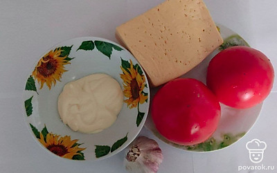 Чеснок очистите и помойте, помидоры вымойте, приготовьте сыр и соус.