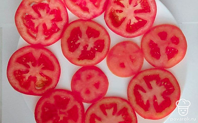 Вымытые помидоры порежьте кольцами небольшой толщины. Один помидор примерно на 3-4 кружочка.Чеснок измельчите через чеснокодавку, добавьте в емкость с майонезом и перемешайте. По желанию можете добавить специи по вкусу.