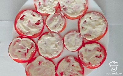 Сыр натрите на мелкой терке. Положите в отдельную тарелку. Для того чтобы сыр натирался легче и не прилипал к терке, предварительно подержите его в холодильнике или морозильной камере несколько минут, тогда вы без проблем сможете его натереть.