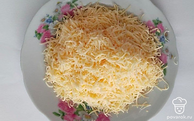 Полученную смесь выложите сверху на помидоры, распределите и посыпьте сыром. Украсьте ваше блюдо зеленью. Вы можете зелень измельчить и присыпать сверху на помидоры, а можете поставить небольшими веточками.