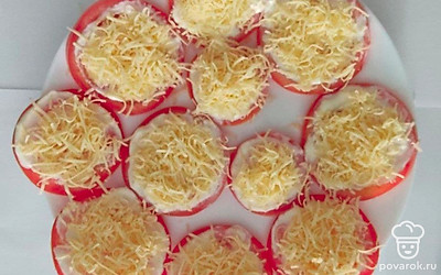 Прекрасная закуска, а главное, быстро и вкусно! Чтобы удобнее было поглощать, можно еще сделать тостики под размер помидора. Сверху украсьте зеленью, долькой помидоры, или горошком. Для тех, кто любит оливки или маслины, по желанию можно украсить и ими. Также по желанию можете добавить яйцо.