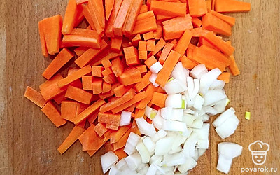 Подготовьте овощи для супа, нарежьте их кубиком. 