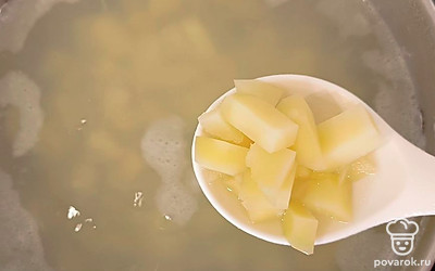 Картошку опустите в кастрюлю и варите около 10 минут.