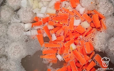Добавьте в кастрюлю морковку и лук.
