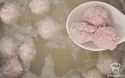 Сделайте из фарша фрикадельки и добавьте их в кастрюлю. Варите 10 минут.