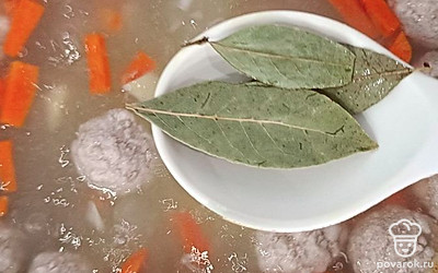 Посолите суп, добавьте лавровый лист.