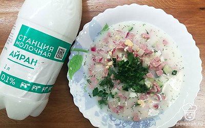 Окрошку заправьте айраном по вкусу и добавьте зелень. 