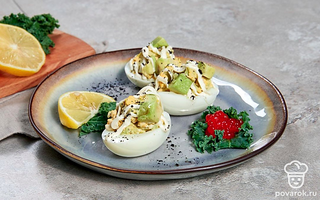 Фаршированные яйца с авокадо и лимоном — Рецепт с фото