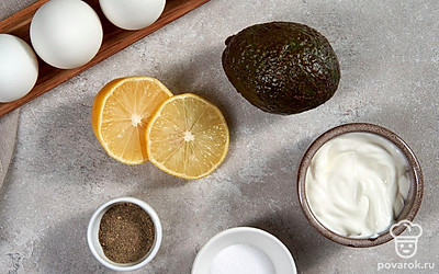 Авокадо помойте, разрежьте, удалите косточку и очистите от кожуры. Вымойте лимон и разрежьте его пополам. Кинзу помойте и обсушите бумажным полотенцем, отделите листья от стеблей.