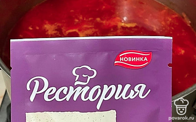 Посолите по своему вкусу, добавьте чеснок. Если картофель сварился, то борщ готов!