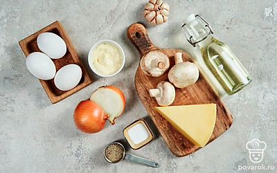 Яйца сварите вкрутую, остудите и очистите. Разрежьте их пополам, извлеките желтки. Сыр натрите на терке с мелкими ячейками. Чеснок очистите, вымойте и выдавите через пресс. Лук почистите, вымойте и мелко порежьте. Шампиньоны вымойте и почистите. Нарежьте их маленькими кубиками.