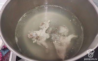 Свинину залейте холодной водой и сварите бульон в течение одного часа. 