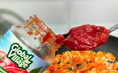 Сделайте зажарку. Лук нарежьте мелким кубиком. Морковь натрите на мелкой терке и обжарьте на растительном масле до золотистого цвета. Добавьте томатную пасту и потушите еще 3-4 минуты.