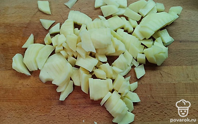 Картофель нарежьте небольшими ломтиками. 