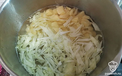 Через час мясо выньте. В бульон отправьте капусту и картошку. Варите 10-15 минут почти до готовности овощей. 