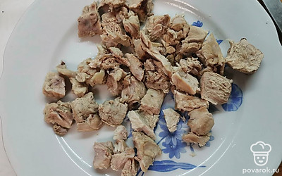 Мясо отделите от костей. Нарежьте небольшими кусочками и выложите в кастрюлю. 