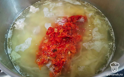 Добавьте зажарку. Проварите еще 5 минут. 