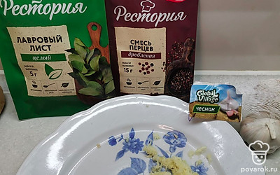 Из специй я использую лавровый лист, смесь перцев и чеснок. Чеснок натрите на мелкой терке. 